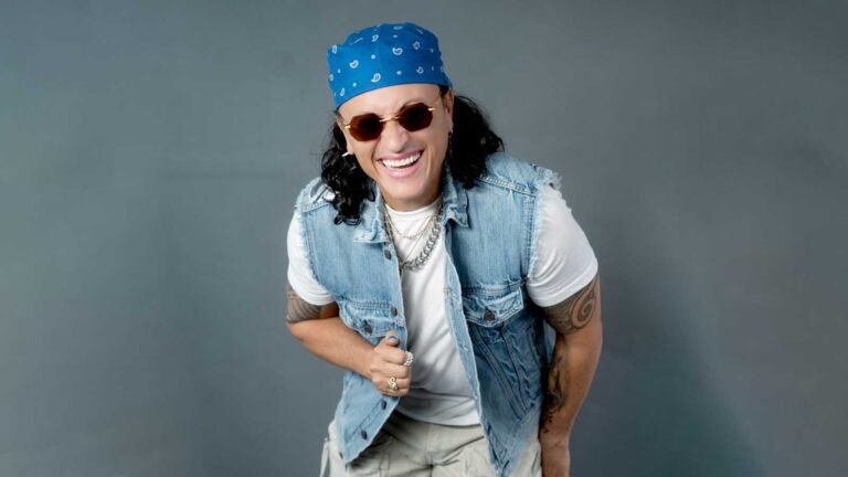Elvis Crespo promoting “Abeja Blanca 2.0” ahead of its Dominican radio No. 1 milestone