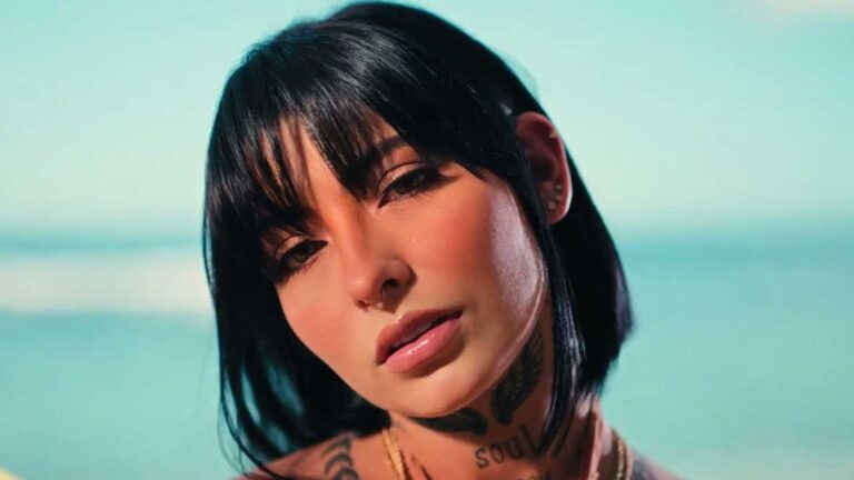 Lemar and Valka performing in Algo Falló bachata music video