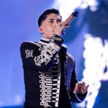 Cris MJ performing at Estadio Nacional in Chile during El Retorno del Rey