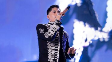 Cris MJ performing at Estadio Nacional in Chile during El Retorno del Rey