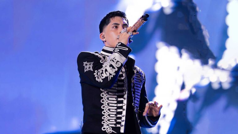 Cris MJ performing at Estadio Nacional in Chile during El Retorno del Rey