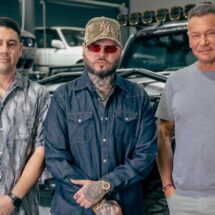 Farruko poses with Oscar Paniagua and Walter Kolm after signing new co-management deal