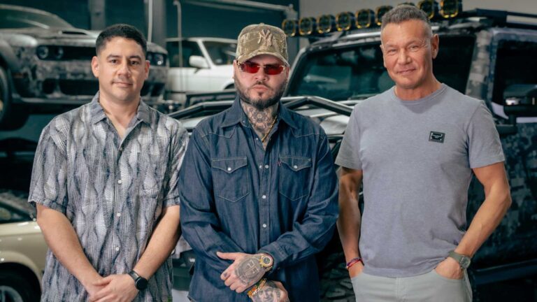 Farruko poses with Oscar Paniagua and Walter Kolm after signing new co-management deal