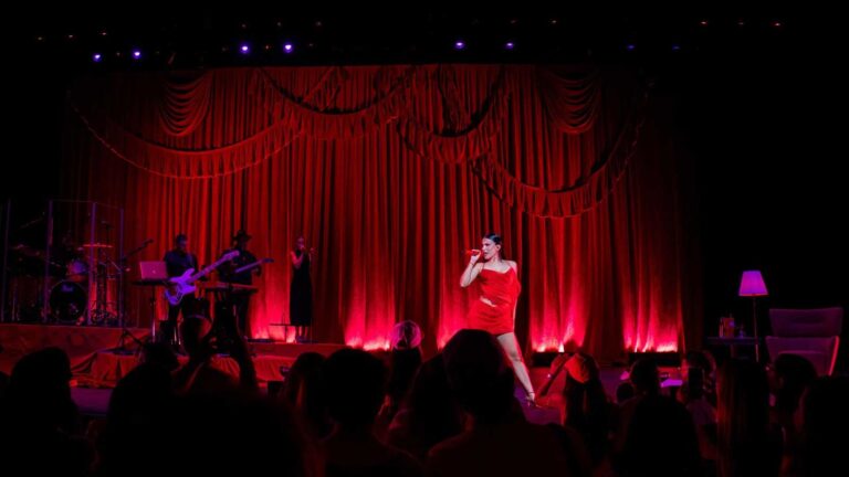 Zhamira performing during her Curita Para el Corazón tour in Puerto Rico