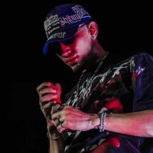 Omar Courtz performing live during his Por Si Mañana No Estoy era