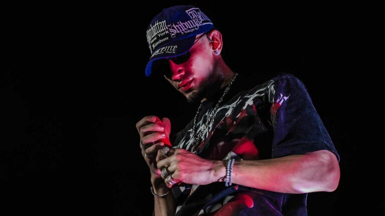 Omar Courtz performing live during his Por Si Mañana No Estoy era