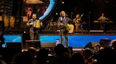 Carlos Vives performing live during Tour al Sol 2026