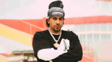 DIA posing during the promotional campaign for his reggaeton single “Soy Un Problema.”