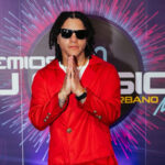 Kingzy on the blue carpet at Premios Tu Música Urbano Mix 2026