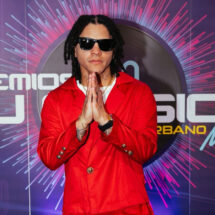 Kingzy on the blue carpet at Premios Tu Música Urbano Mix 2026