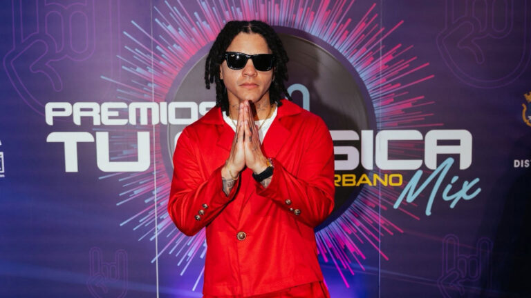 Kingzy on the blue carpet at Premios Tu Música Urbano Mix 2026