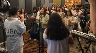 Lenny Tavárez performing “PA’ LO BONITO” with students at the Boys & Girls Club in Mexico City.