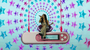 Emilia performing live during her sold-out .mp3 Tour featured on Emilia Tour En Vivo.